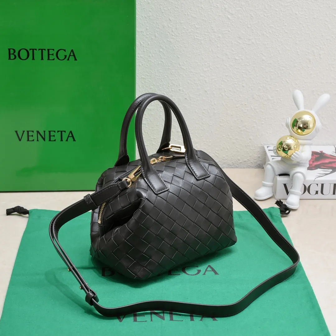 Batch 1560 #Bv Small Intrecciato woven leather bowling bag with detachable crossbody strap, single interior flat pocket, zipper closure "Classic weaving craftsmanship" is an indispensable symbol of the brand🔥. The meticulous weaving craftsmanship not only makes the bucket bag show a sense of high-end, but also adds a sense of agility to it, exuding a simple and elegant beauty. It is made of soft and delicate sheepskin texture. It is light and comfortable, and reveals a sense of high-end everywhere. The color matching is refreshing and clean, and the upper body is aged~concave shape! A bowling bag that can be used for both work and leisure. Size: 20.5*15.5*10cm, model: 7460#